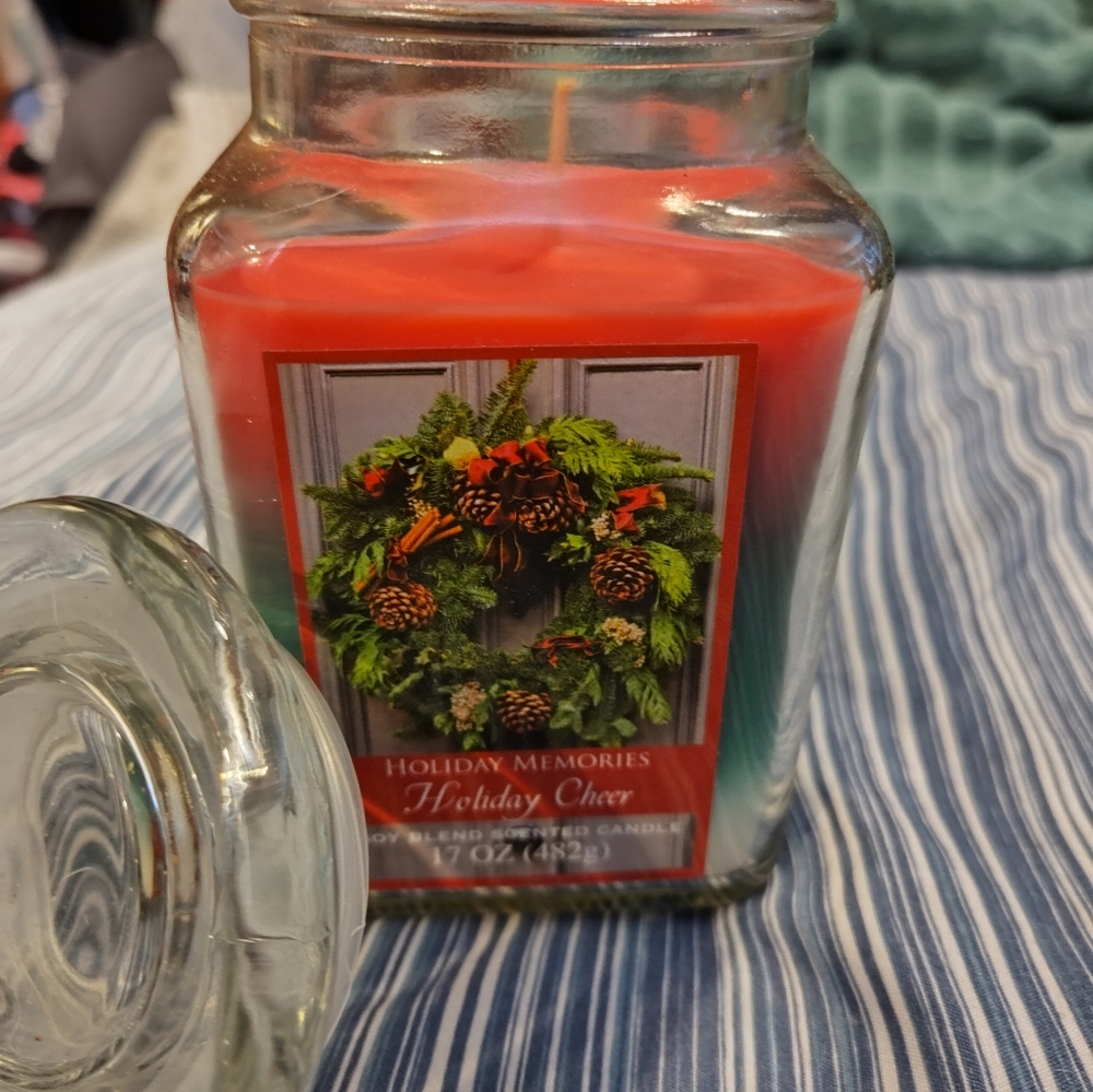 NEW!! HOLIDAY MEMORIES Candle (Holiday Cheer) 17oz